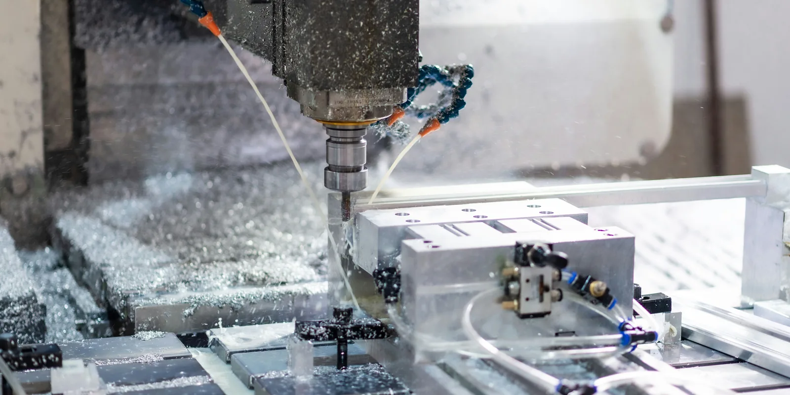 CNC-Fräsmaschine bei der Bearbeitung eines Aluminiumteils